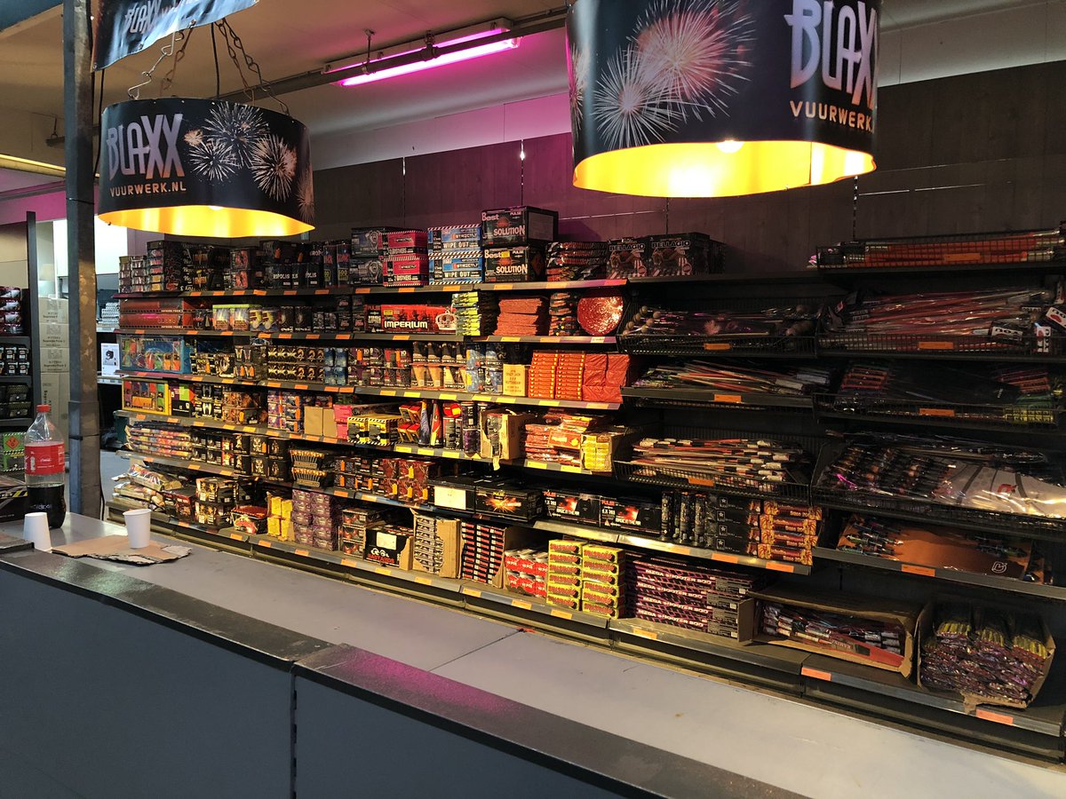 PyroLeiden's tweet image. Heerlijk! Alles ligt er mooi bij BlaXX Voorschoten. #vuurwerk