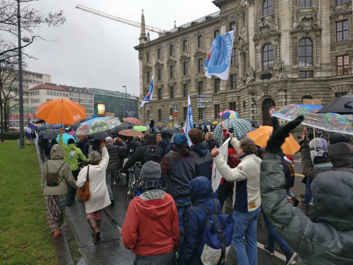S4F_MUC's tweet image. Ein letztes Mal waren wir dieses Jahr auf den Münchner Straßen und trotzten der Kälte, um mit #FridaysForFuture für eine bessere Klimapolitik einzustehen!

Danke an alle Aktivist*innen für den unermüdlichen Einsatz

#neustartklima #ScientistsForFuture