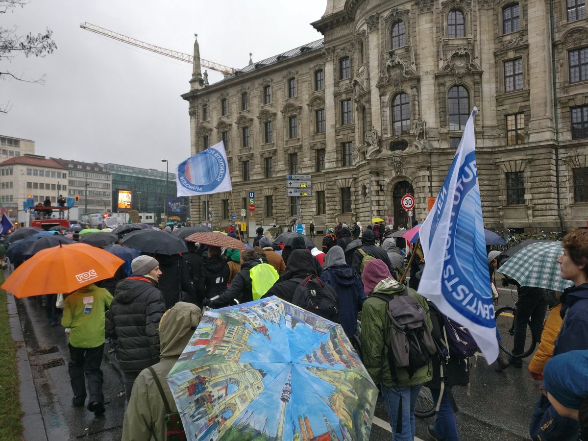 S4F_MUC's tweet image. Ein letztes Mal waren wir dieses Jahr auf den Münchner Straßen und trotzten der Kälte, um mit #FridaysForFuture für eine bessere Klimapolitik einzustehen!

Danke an alle Aktivist*innen für den unermüdlichen Einsatz

#neustartklima #ScientistsForFuture