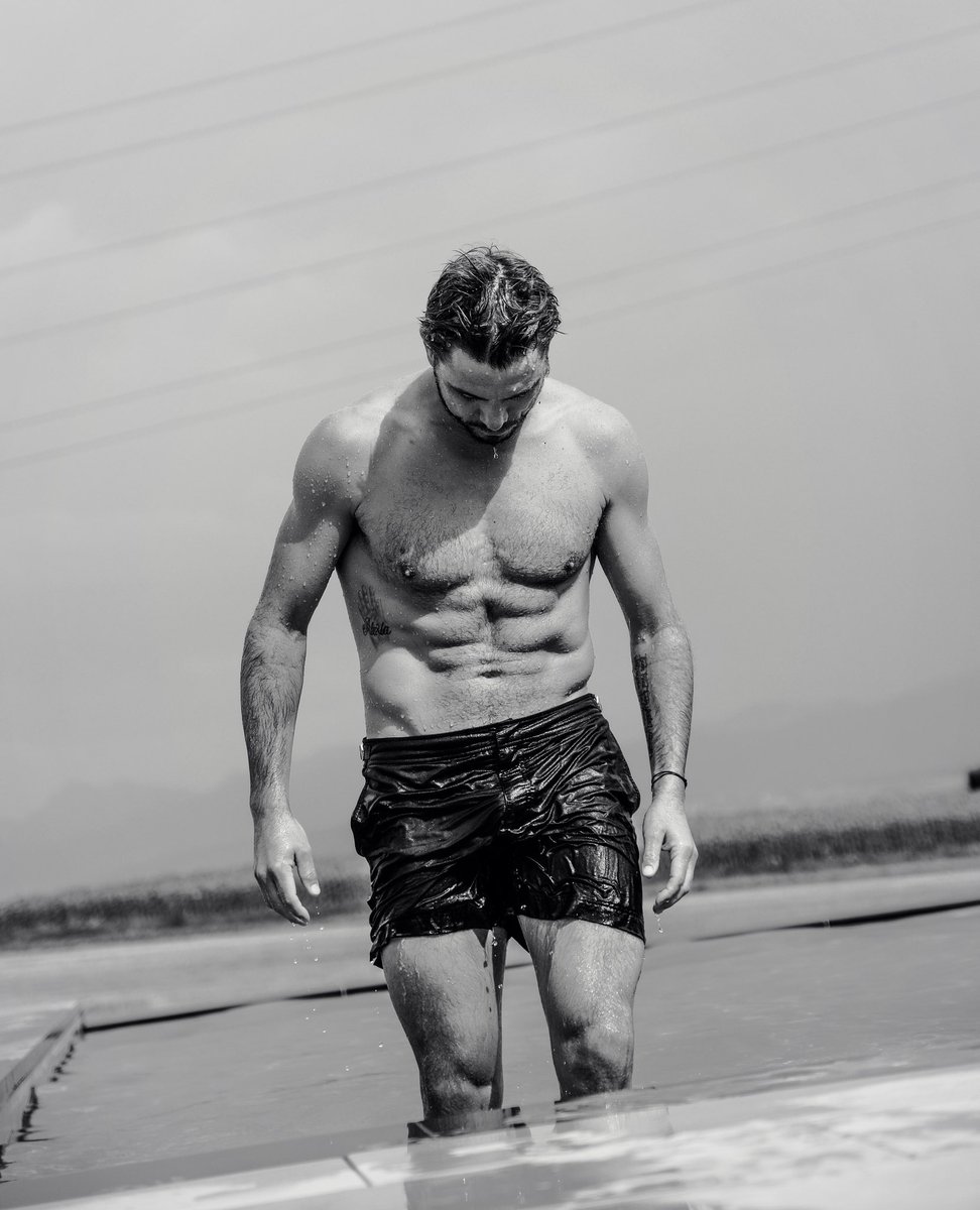 5kgs of food in 3 days ...best I post an old photo from this summer 🤔🤰🏻🤷🏻‍♂️🧩
#ChristmasBodyIsntTheSame #BringMeBackToSummer #FoodComa #TrainingMode