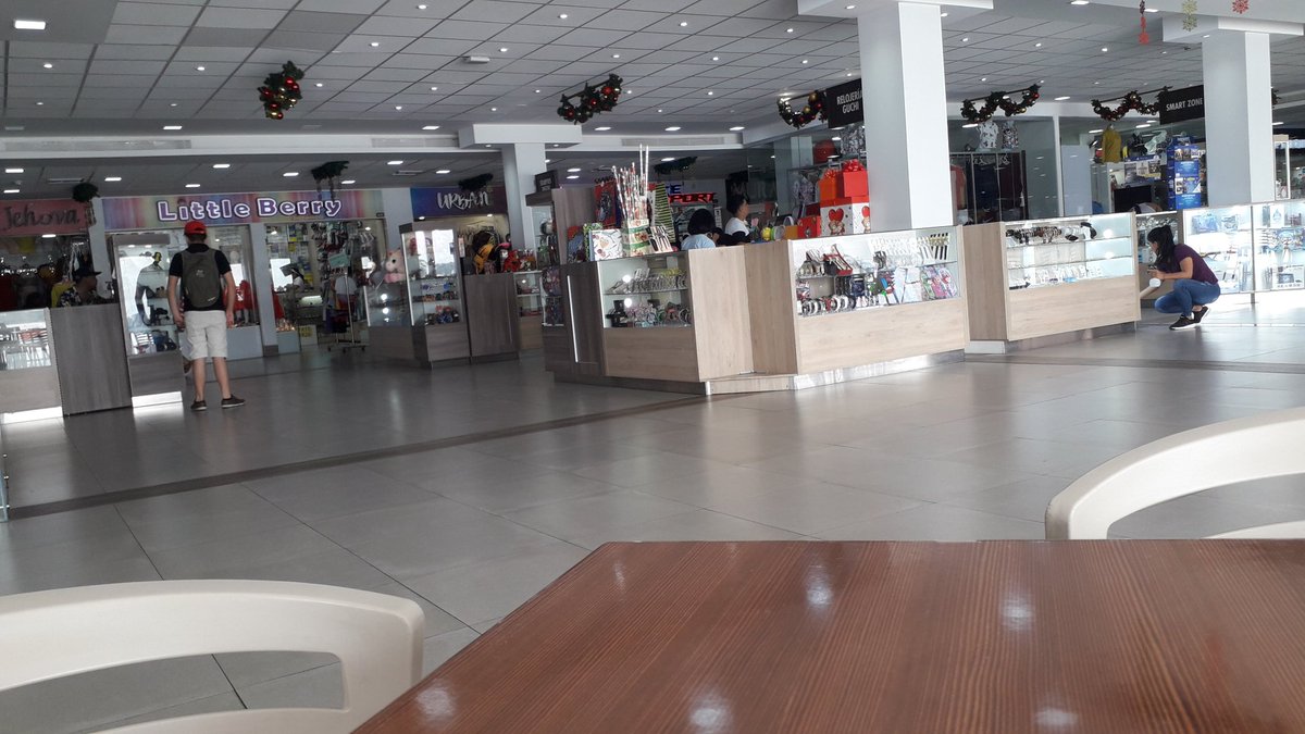 Nanda49107710's tweet photo. Ando de compras y de pronto si hay alguna buena propuesta me puedo desviar, pero ojo SOMOS PAREJA, mi marinoboy está conmigo https://t.co/D0ueNk3lQ1