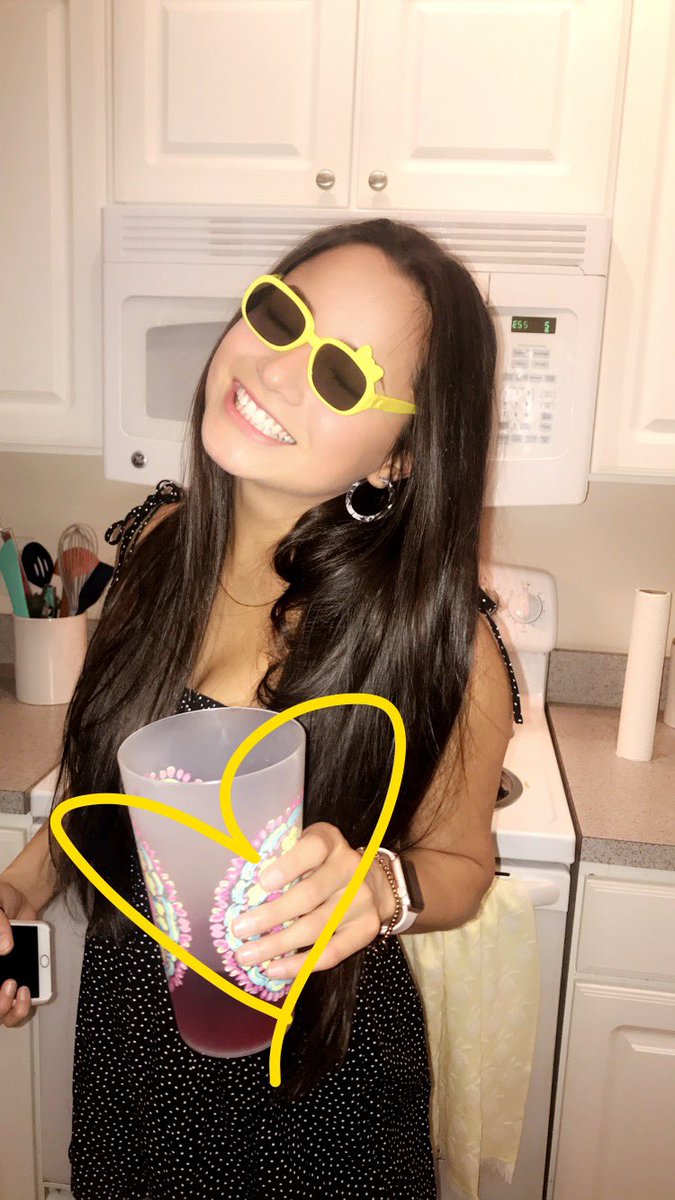 OAlmany's tweet photo. Wishing the best of birthdays to my bestie!! Let’s celebrate 22! Ily 💛 @m0ni_5 https://t.co/uMMjSm7Fn5