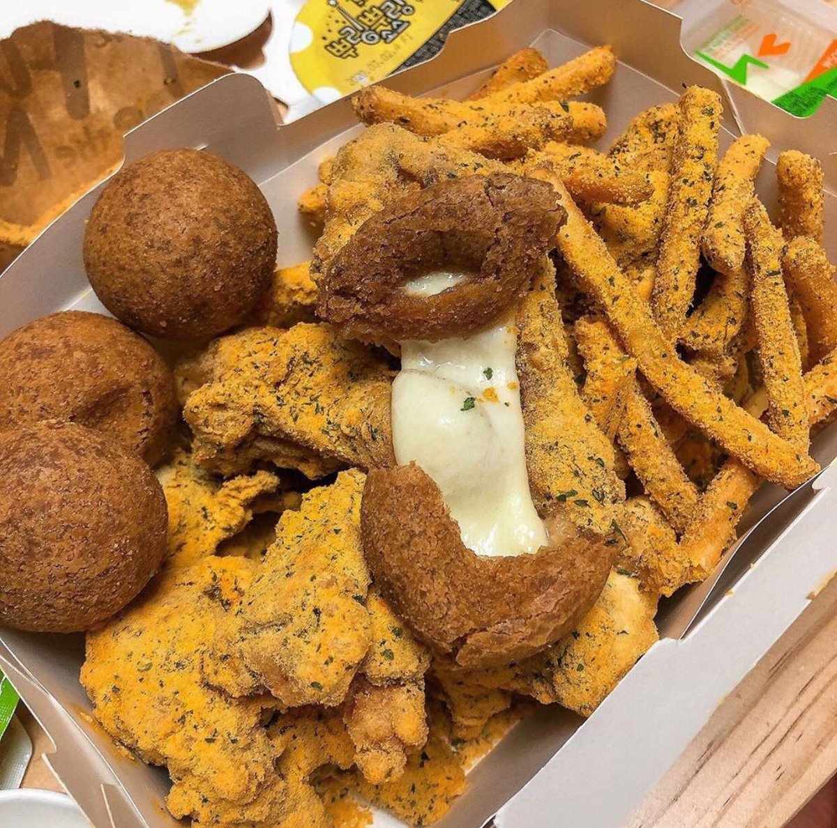 ট ইট র 韓国情報メディア Metta 夜中に食べたくなるのが 韓国の Bhcチキン のチーズボール チーズ好きにはたまらない 韓国情報 韓国旅行 韓国グルメ コリアンフード チキン Bhc Bhcチキン チーズボール 맞집 韓国好きと繋がりたい