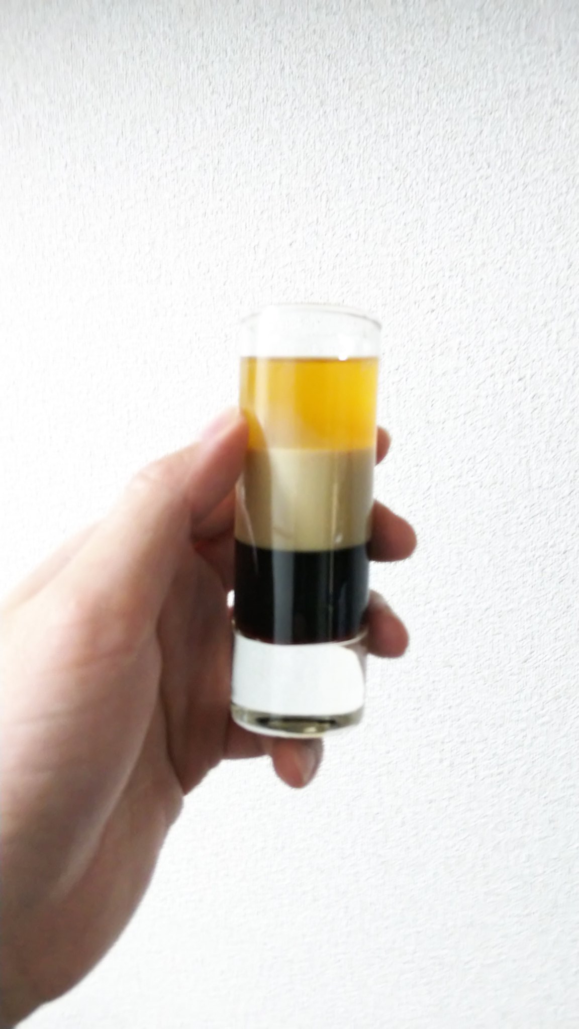 ぐっちー あひる 最近はまっているプースカフェスタイルのカクテル B 29 好き過ぎて材料揃えました 初めての割にはうまくできました ちょっとグラスのサイズが大きいですが 美味 カクテル おうちカクテル プースカフェ