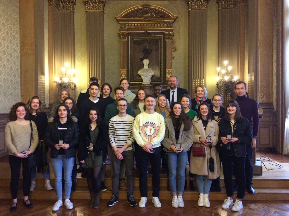 MairieDeVannes's tweet image. 46 bacheliers vannetais reçoivent une médaille par #DavidRobo maire de #Vannes pour leur mention TB au bac. Bravo à tous !