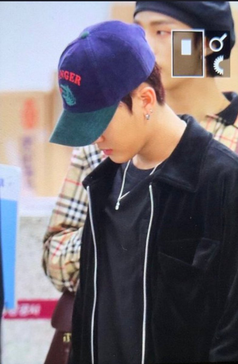 26/09/2019 first appearance of the necklace at the airport