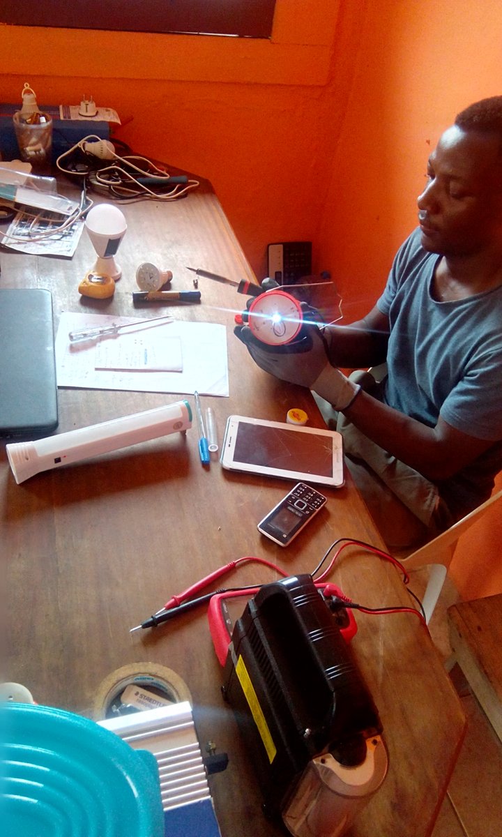 Solarboxgabon's tweet photo. Installer des équipements solaires c'est bien , les maintenir en fonctionnement c'est mieux. Nous réparons vos équipements solaires chez nous en leur redonnant une seconde "vie". 
#SolarBoxGabon
#EnergiePourTous https://t.co/UqXEHdevpt