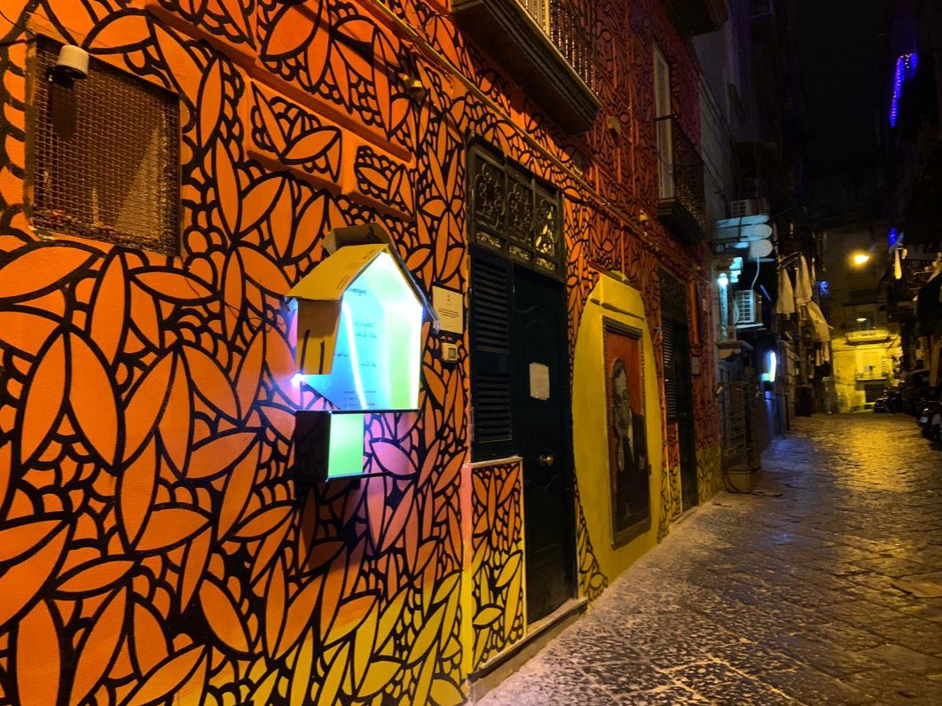 napolista's tweet photo. Al Rione Sanità nasce il primo Vicolo della Cultura in Italia
Dal 28 dicembre via Montesilvano si trasforma in una grandissima biblioteca pubblica all’aperto, tra opere di street art ed installazioni artistiche. Un’idea di Opportunity Onlus con Toraldo https://t.co/UGZLrVPY9I https://t.co/Rp5cHs7nPF