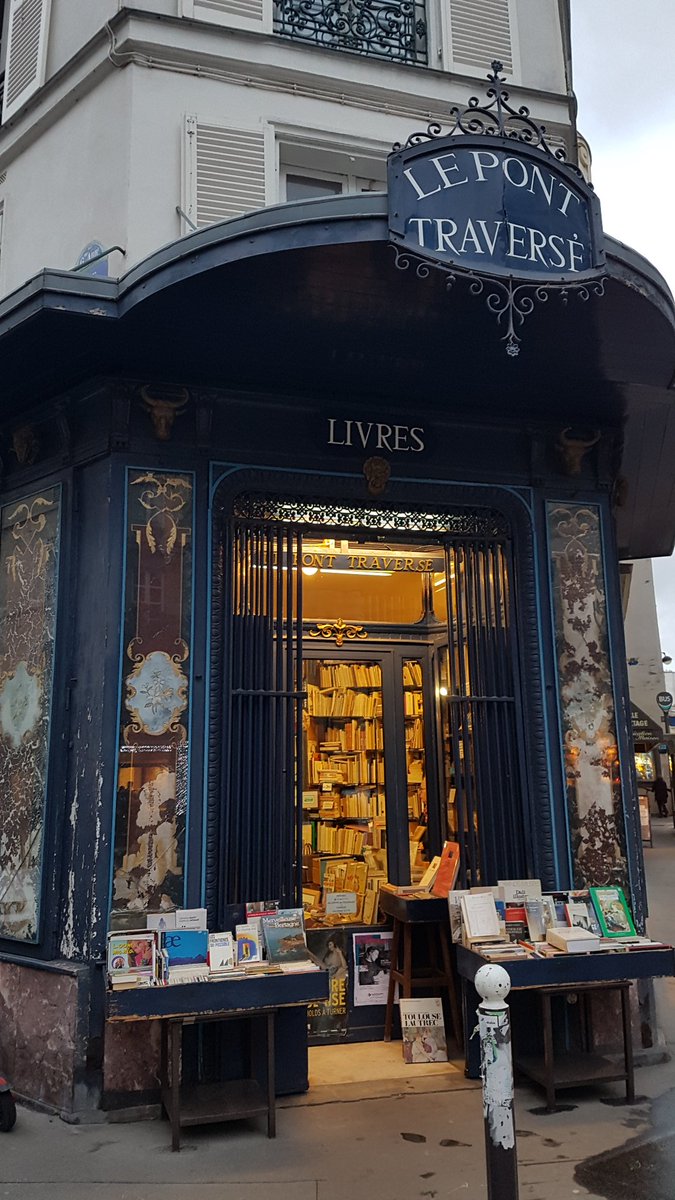 La merveilleuse librairie Le Pont traversé, située dans le 6e arr. de Paris, vit ses derniers instants. 

Spécialisée en livres rares et d'occasion, elle avait ouvert en 1949. 

Passez-y une tête et, si vous le pouvez, achetez-y un ouvrage.

Samedi et lundi 
Puis c'est fini