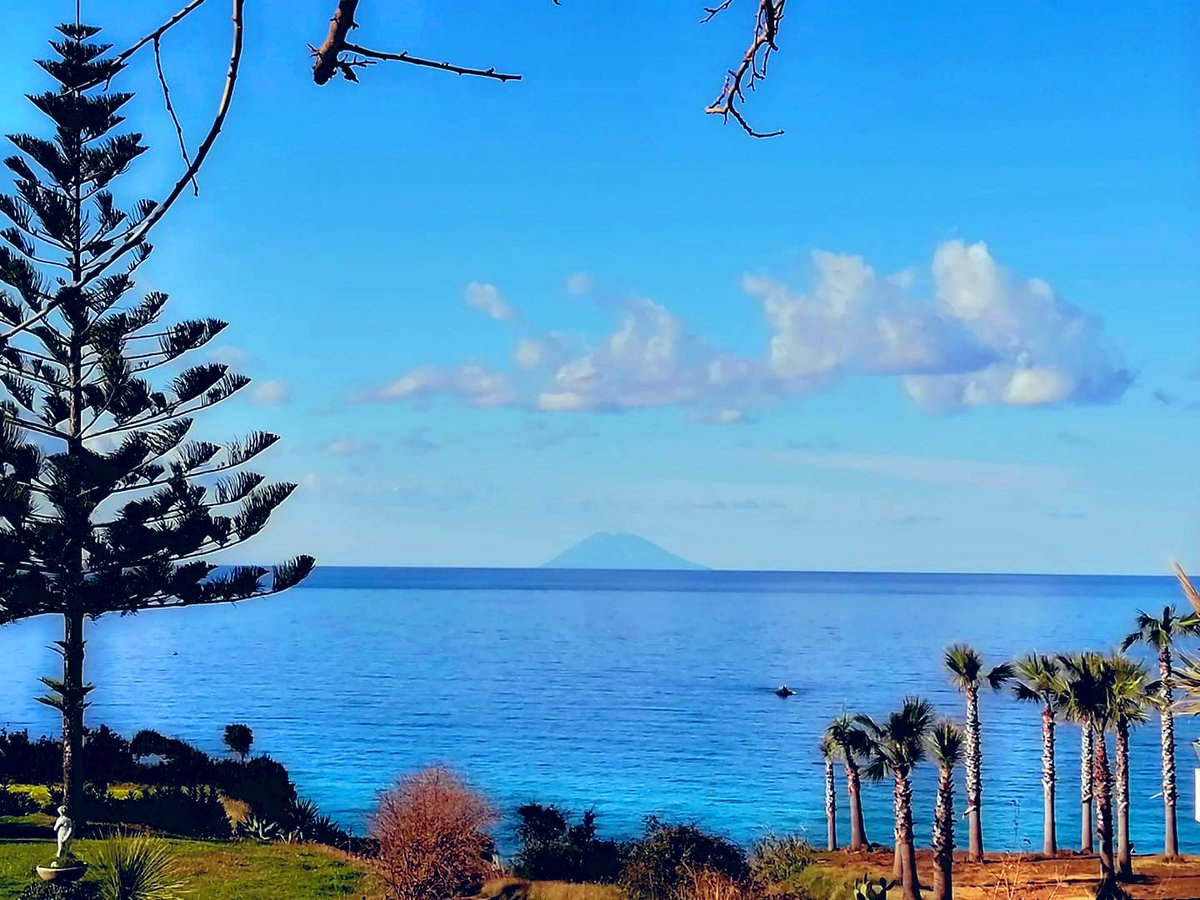 calabriaonline's tweet photo. Una tiepida ☀️ giornata di Dicembre 🎄 💫 lungo la #CostaDegliDei in #Calabria. #DirettaMeteo e #MareLive per @3BMeteo e @SkyscannerIT. #MeteoScatto by @ProntoEstate. https://t.co/p8MxPp3tQc
