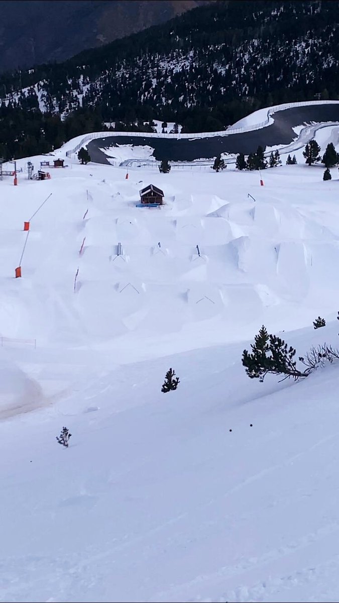port_aine's tweet photo. Després de la feina d'en Jordi i l'equip de constructors i shapers del park de #PortAiné podem dir que tenim una zona de freestyle 🔝🔝 a punt per festes 🎅🤶👌 Us hi esperem #INFONEU #INFOFREESTYLE #freestyleportaine https://t.co/5FOwNdDLMp