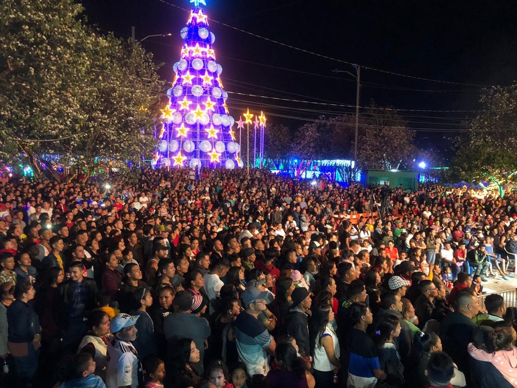 Esto lo tengo que escribir en mayúsculas: ¡IMPRESIONANTE! Más de treinta mil personas visitaron ayer la Villa Navideña en la Villa Olímpica de Tegucigalpa. Familias que llegaron a disfrutar en un ambiente de paz y seguridad.