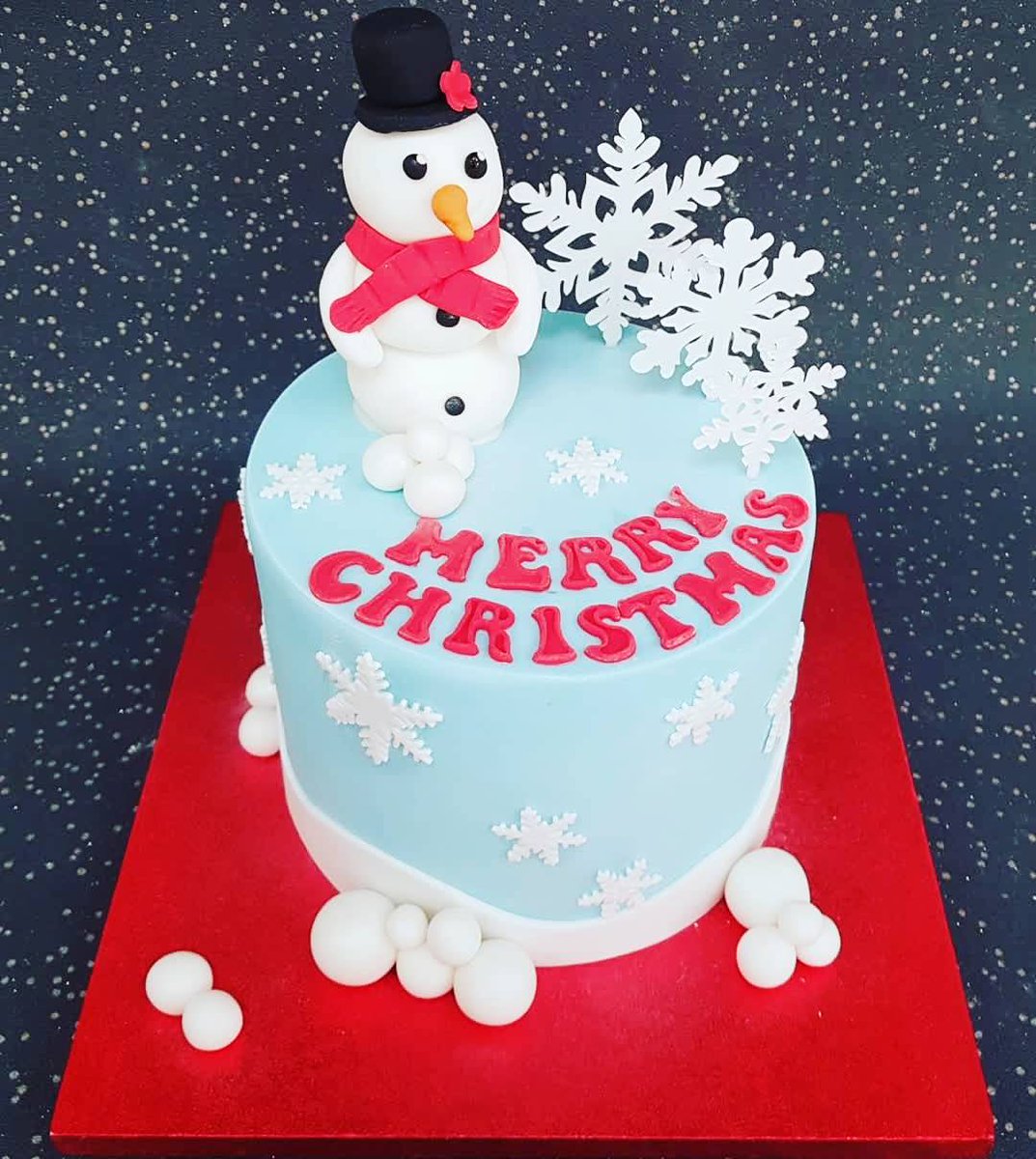 FancierCakes's tweet photo. Haven't had a chance to post recently with all the Xmas festivities. Made this Xmas cake with a very cute hand modelled snowman.

#xmascake #xmascakeideas #snowman #vanillasponge #handmodelled #cutecake #cakeideas #cakeart https://t.co/oDwTuvbOiu