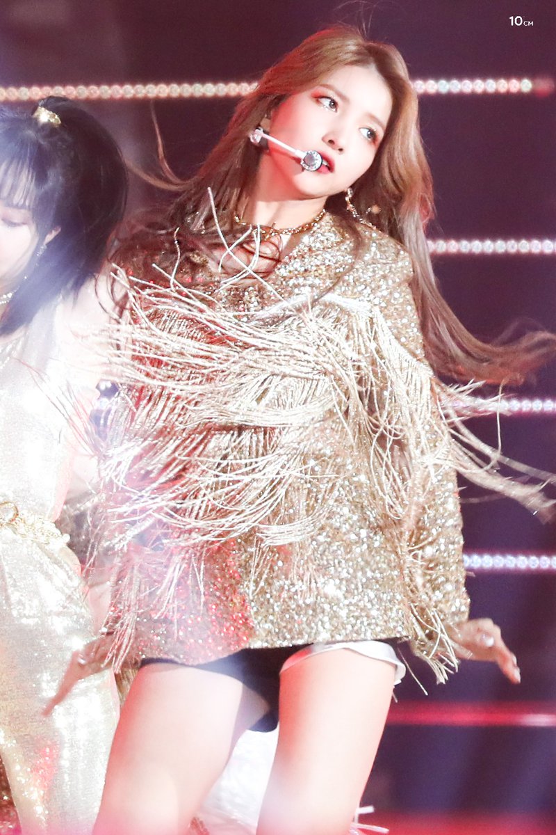 KSJJEB's tweet photo. 191225 가요대전 🦊
반했어요.
#여자친구 #소원
#GFRIEND #SOWON https://t.co/xpaMbG4oc9