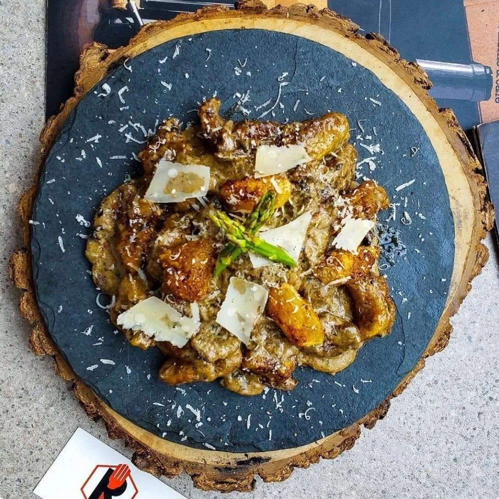 redforkblog's tweet photo. Top 3 por el mejor plato de 2019 es para los Gnocchi en salsa de hongos y la Chef Verónica Marenco de Gourmandises.

Gnocchis con salsa de provolone, pecorino y parmesano) y trozos y rebanadas de cuatro hongos: porcini, gremini, portobellos y parís. Perfectos e imperdibles. https://t.co/cGGbmbxIf5