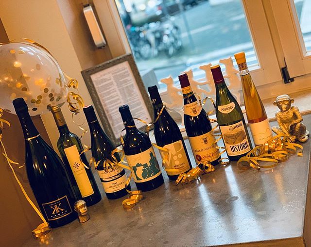 Carteblancheffm's tweet photo. 🥂🥂🥂🥂
Wie noch keine Pläne für Silvester? 🤷🏻‍♀️ Lasst Euch bei uns im Nordend so richtig verwöhnen 💛

Um 18:00Uhr gehts los mit einen schönen Spumante von Edi Kante🍾 &amp; Fingerfood 🍤 bevor wir Euch mit 7 köstlichen Gängen 🍽 versorgen inklusive passender Weine 🍷 natürlich. A… https://t.co/NkbptMbysz