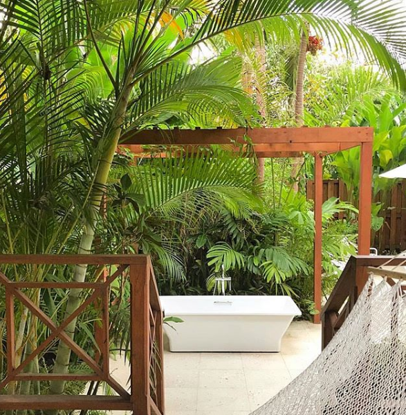 AwhileIdle's tweet photo. Outdoor bath at our 1 bedroom villa Seagrape #idleawhile https://t.co/9JGRDHY7OL