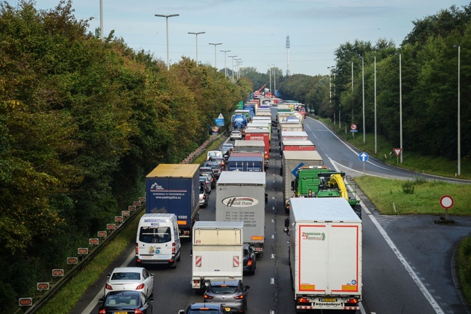 BehanzinPaul's tweet photo. #AlerteInnovation 💡 
Les premières #autoroutes intelligentes d'Europe seront belges ! 🇧🇪 Elles devraient permettre : 
✅ 76% d'économie d'#énergie 
✅ La réduction de 166 000 tonnes d’émissions de CO2
✅ Une baisse de la #pollution lumineuse 👏https://t.co/Vpwma8ZnJB https://t.co/IgHg8hgb75