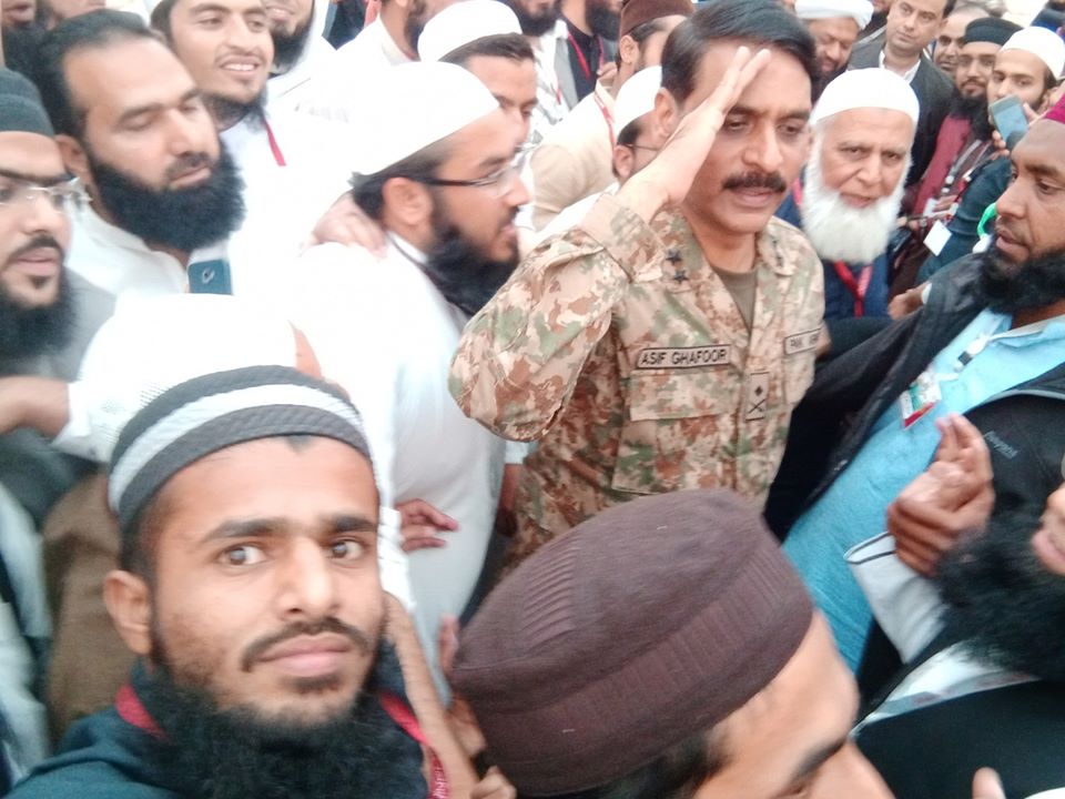 UsmanHasanzai's tweet photo. جامعۃ الرشید کراچی میں مدرسے کے طلبہ کا ملک کے رکھوالے سے اظہار محبت

#ISPR 
#ISPR_Fans_Group 
#ARMY 

#SalamBenazir
#LetsChangePakistan
#لفافے_سہولتکار_غدار
#LiaquatBagh
#BlackDay https://t.co/f8HDIdaj9b