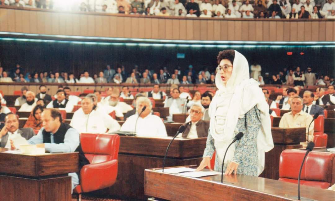 MMohsinQamar's tweet photo. Ray of Democracy restoration in despotic Dictatorship, Emblem of Rule of law against infringement of rights, Signora of gender equality in patriarchal society,Preserver of Constitution during darkness of Doctrines.
#27th_December.
#Daughter_Of_East. https://t.co/t2GdnVWiSW