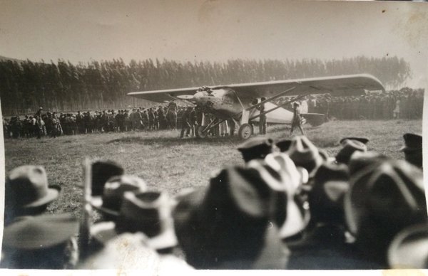 colombia_hist's tweet image. Enero de 1928. Spirit of St. Louis-Charles Lindbergh aterrizando en Madrid - Cundinamarca. @Aviacol Foto del archivo personal de @pablobaos
