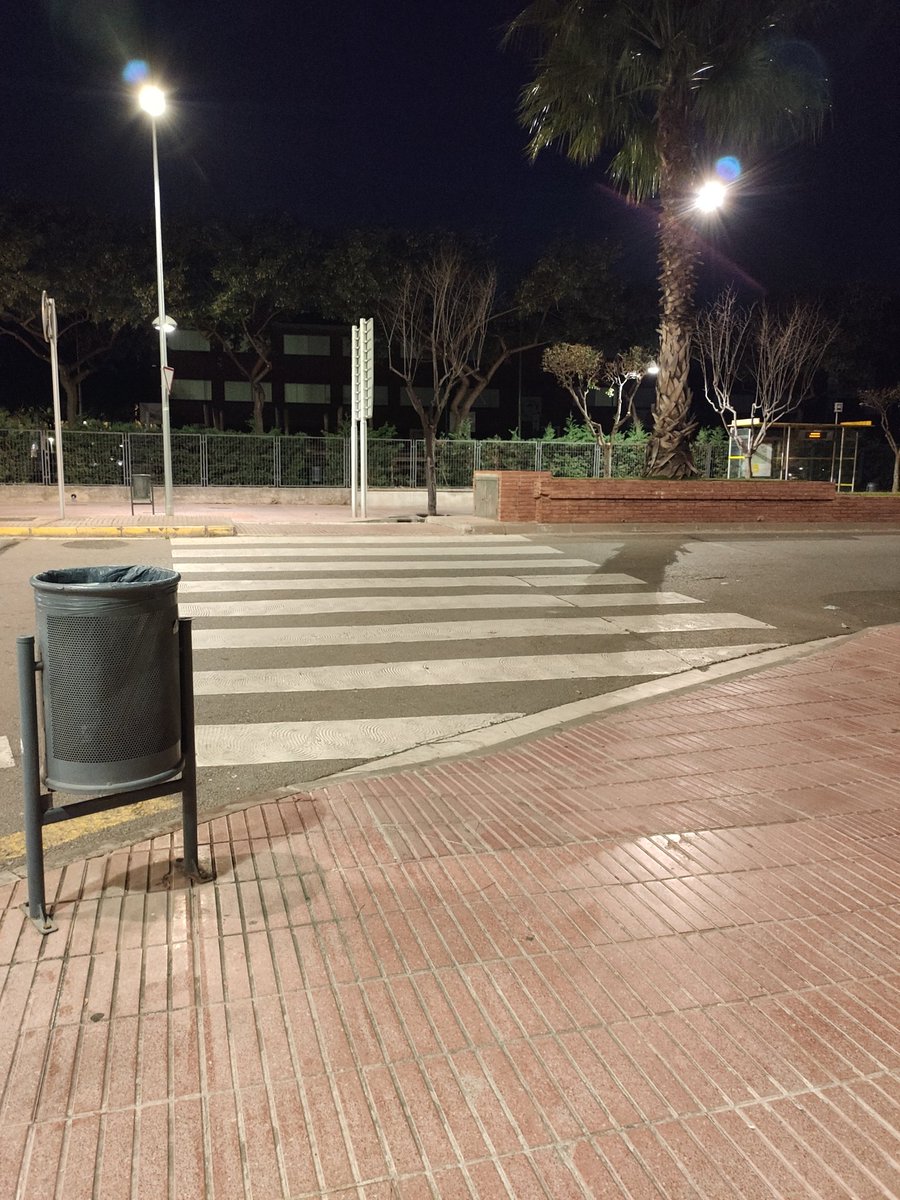 AriMb3's tweet photo. Tots tenim dret a ser avisats de que estem creuant un pas de vianants. #sharediversitat #diversitatFPT https://t.co/qOV4P9d6Vw