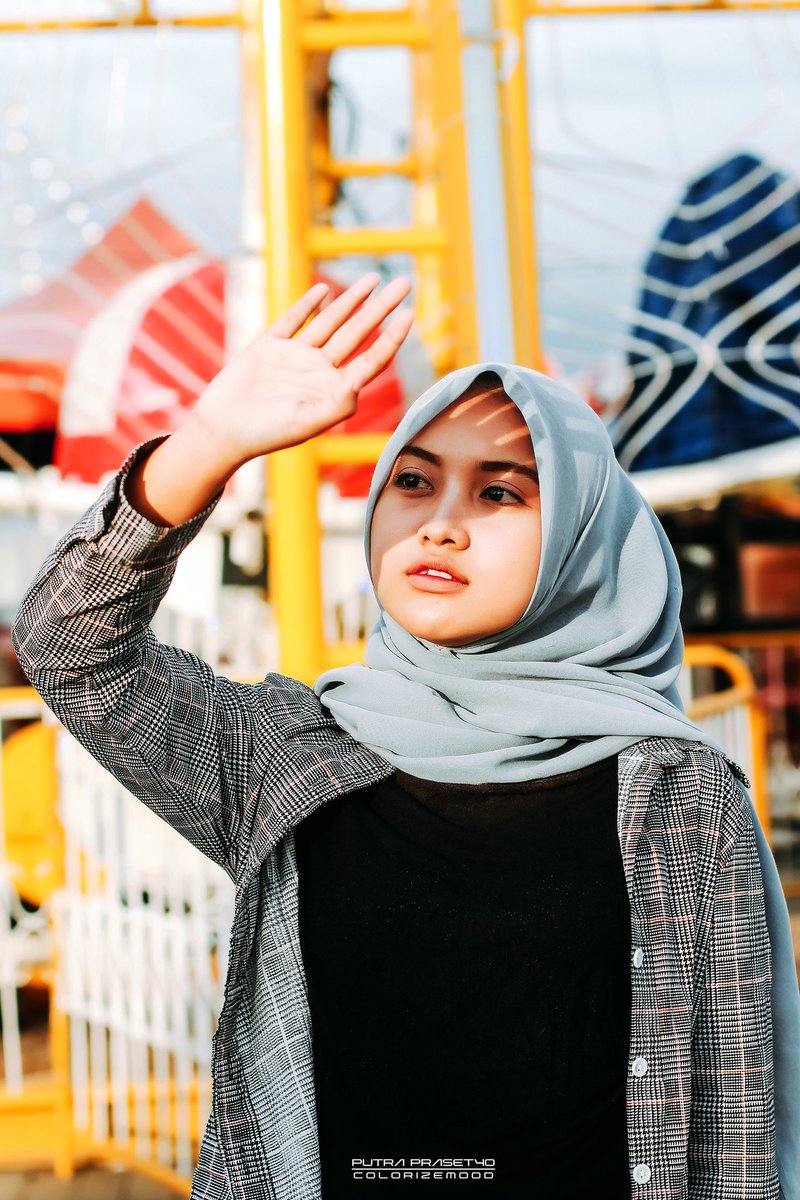 putraaprasetyo_'s tweet photo. Edisi Foto Akhir Tahun
Mood @cacawardana 
Photo &amp; Editing by @putraaprasetyo 
Location : Pekan Raya Borneo, Singkawang Grand Mall
.
#colorizemood #edisiakhirtahun #portrait #hijabstyle #hijabmood #womaninframe  #potraitmood #hitskekinian #twitter #womenesia #womenesiakalbar https://t.co/3d0vRk1N2v