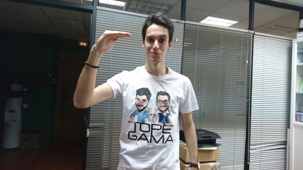 TopesdGama's tweet photo. Hace 4 años un peligroso joven entró en nuestras oficinas y robó gran parte del material de grabación. 

Se puso una camiseta e hizo este gesto a la cámara de seguridad...

Si alguien lo reconoce que nos avise por favor 🙏🏻 https://t.co/E8aZRV6y7P