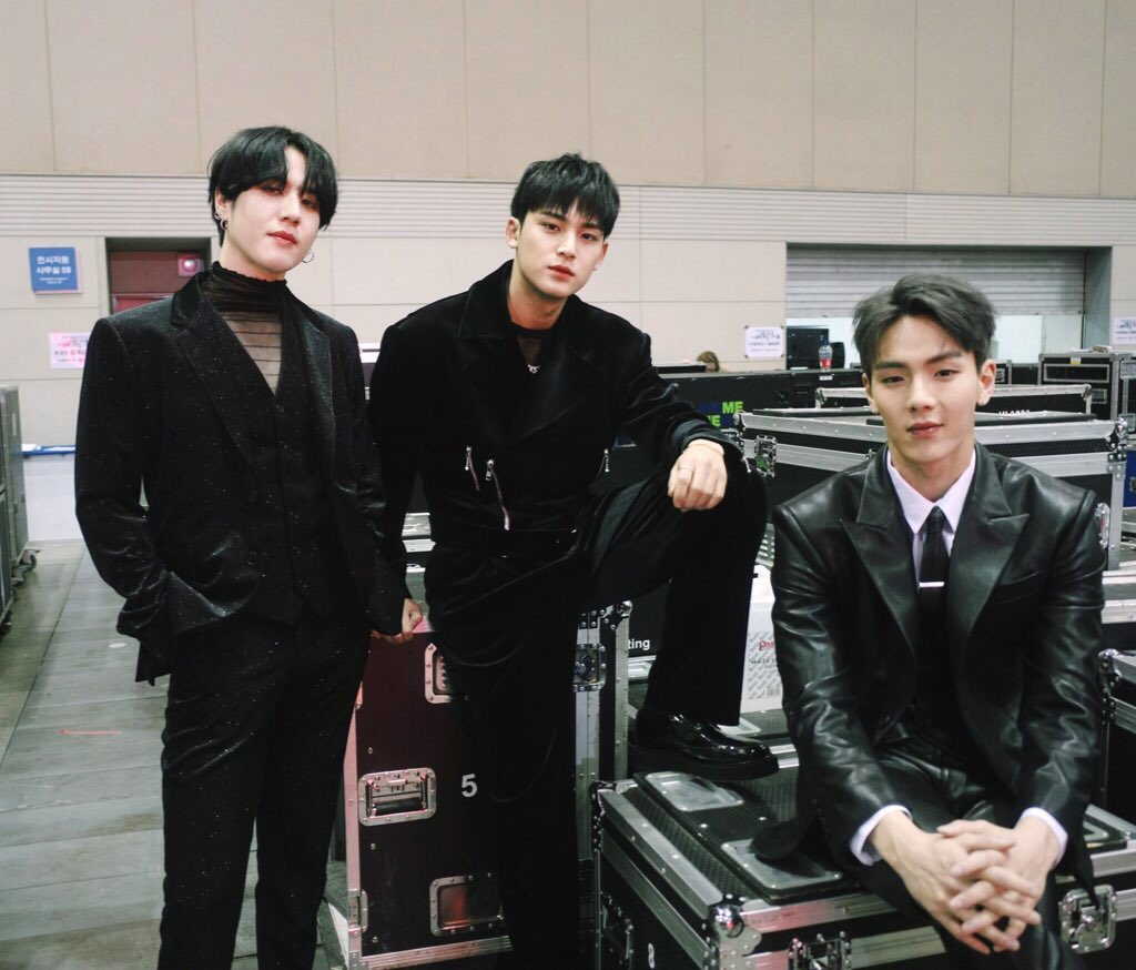 phanaqvv's tweet photo. ถ่ายลงโซเชียล             ถ่ายรายงานแม่ https://t.co/pdvjYkVJaj