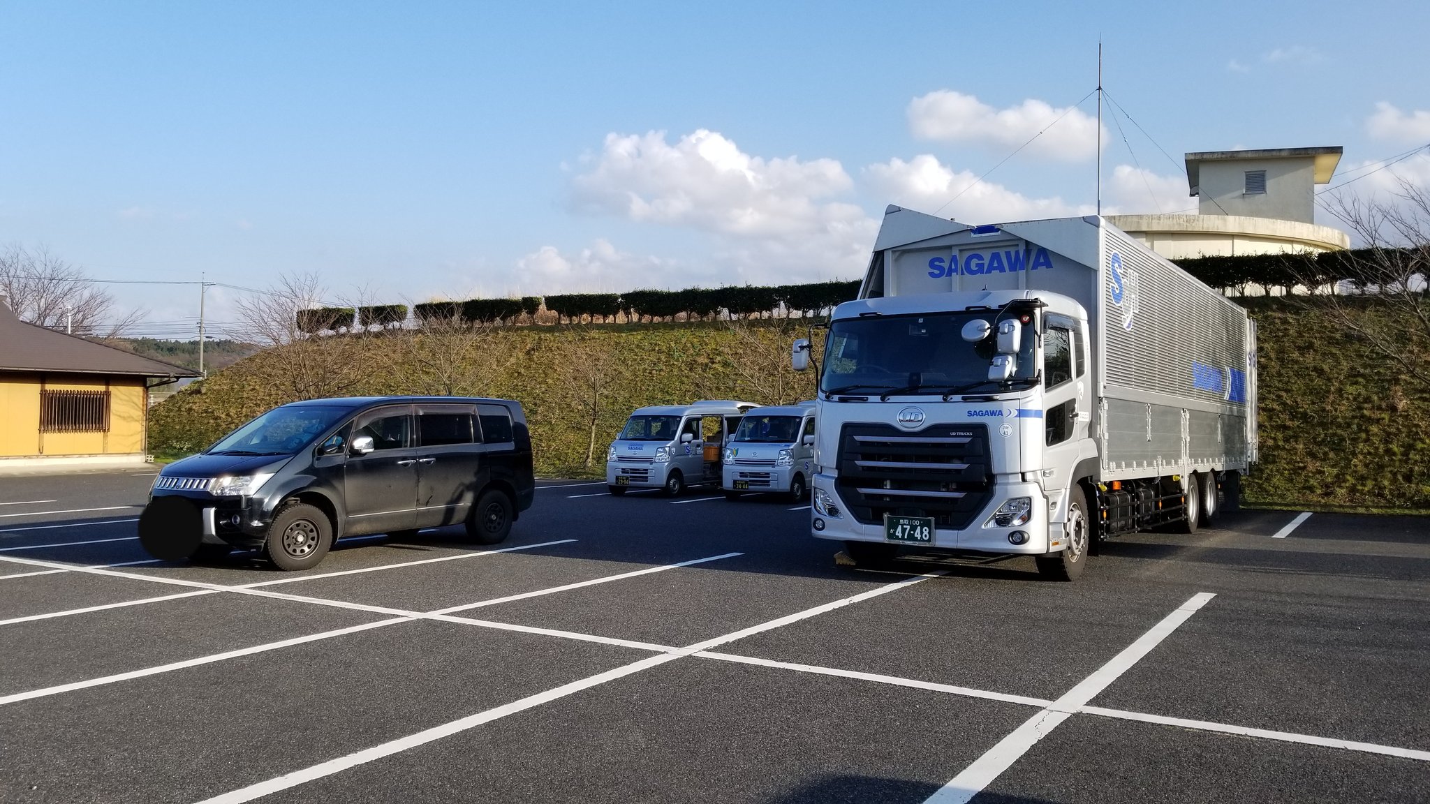とし坊 佐川が公園の駐車場で荷物の積み換えやってた 大型が通路を塞ぐように止まってるし 自治体の使用許可取ってるのか 道路で積み換えしてるサカイ引っ越しセンターレベルやな さすがは荷物投げる会社やわ 積み換えは営業所でやれ やっぱり