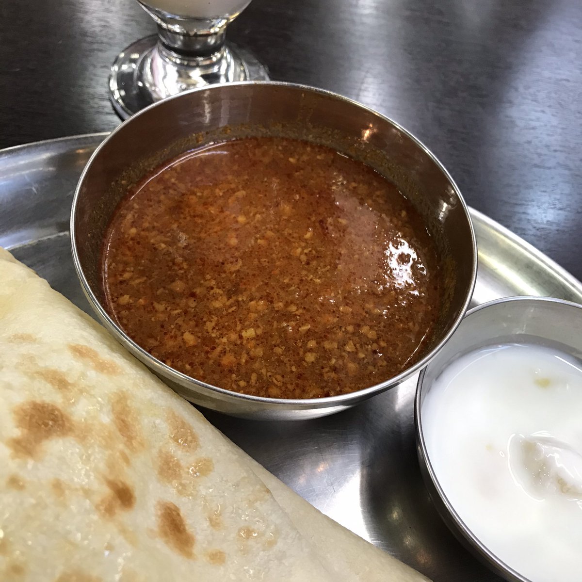 ぢん インドカレー定食 キーマカレー ナン 690円 ランチマンゴーラッシー100円 お代わりナン0円 869円 ターリー屋 新宿御苑前店 割と色んなところにあるターリー屋さんで昼ごはん ちとカレーが少ないがこの値段でナン食べ放題だから仕方ないかな カレー