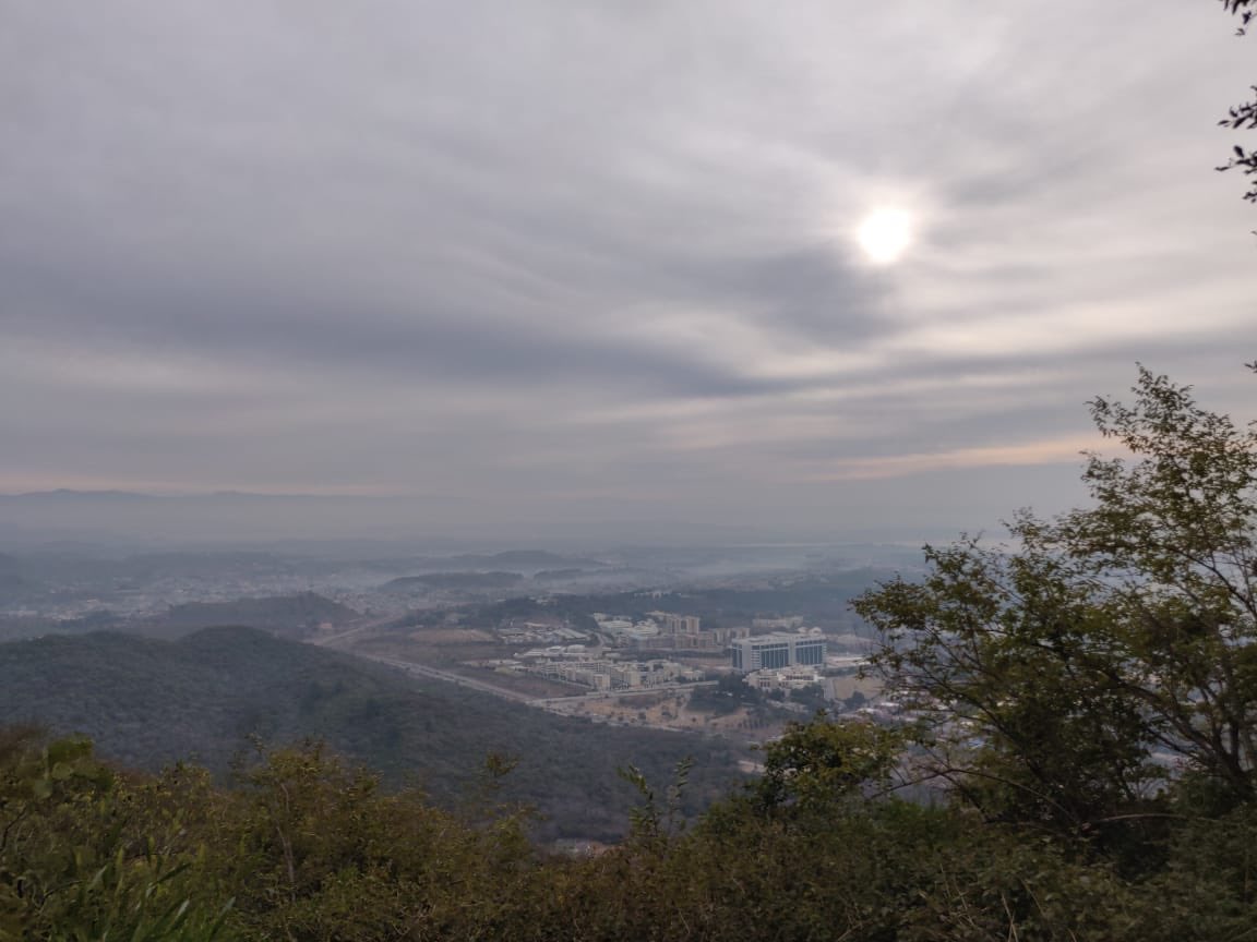 Hiking. Oranges. Dhoop(Aj zara ni thi). 💯💯

#hikingadventures #trail3 #Islamabad #MountainsCalling #serenity #peace #MargallahHills #Pakistan