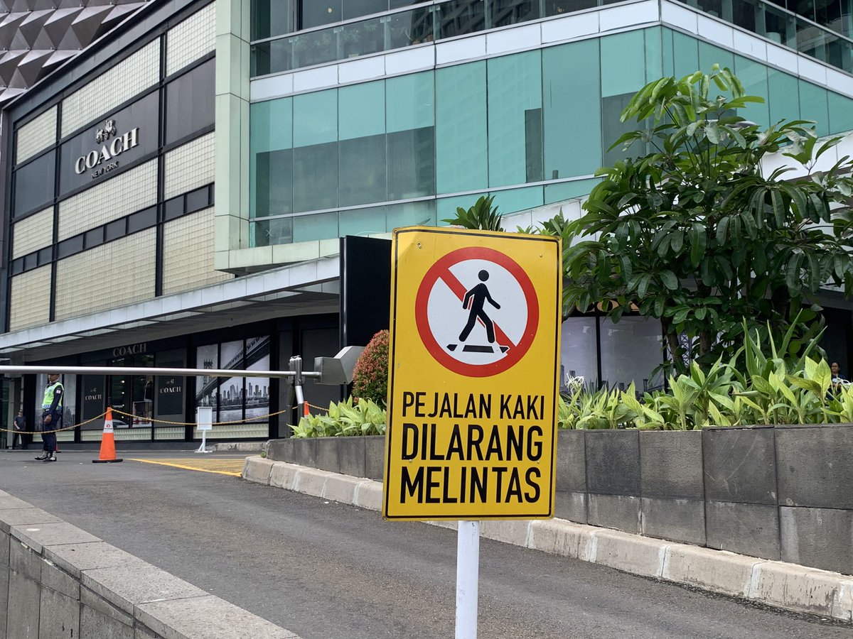 adriansyahyasin's tweet photo. Mall atau gedung di Jakarta kalo gak punya rambu ini auto bangkrut atau gimana sih https://t.co/HMhru4vUZq