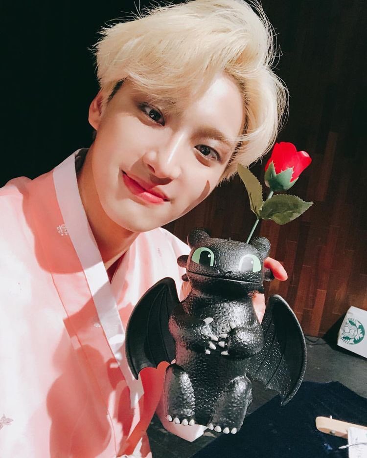 ⌗  :: day 10.everyday i grow more and more proud of you. you’re becoming such a successful person and i can’t wait to see where this journey takes you next. i love you unconditionally seonghwa! (´ω｀★)