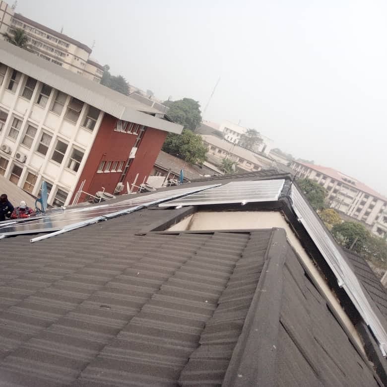 eco_pearls's tweet image. 300w solar panels (40piece) installed at yaba Lagos Nigeria. 

Lightening up your world by generating your own  constant power supply without monthly bills or black out. 

#solarpanels #chargecontrollers #mpptchargecontroller #cables #inverters #batteries #lithiumbattery