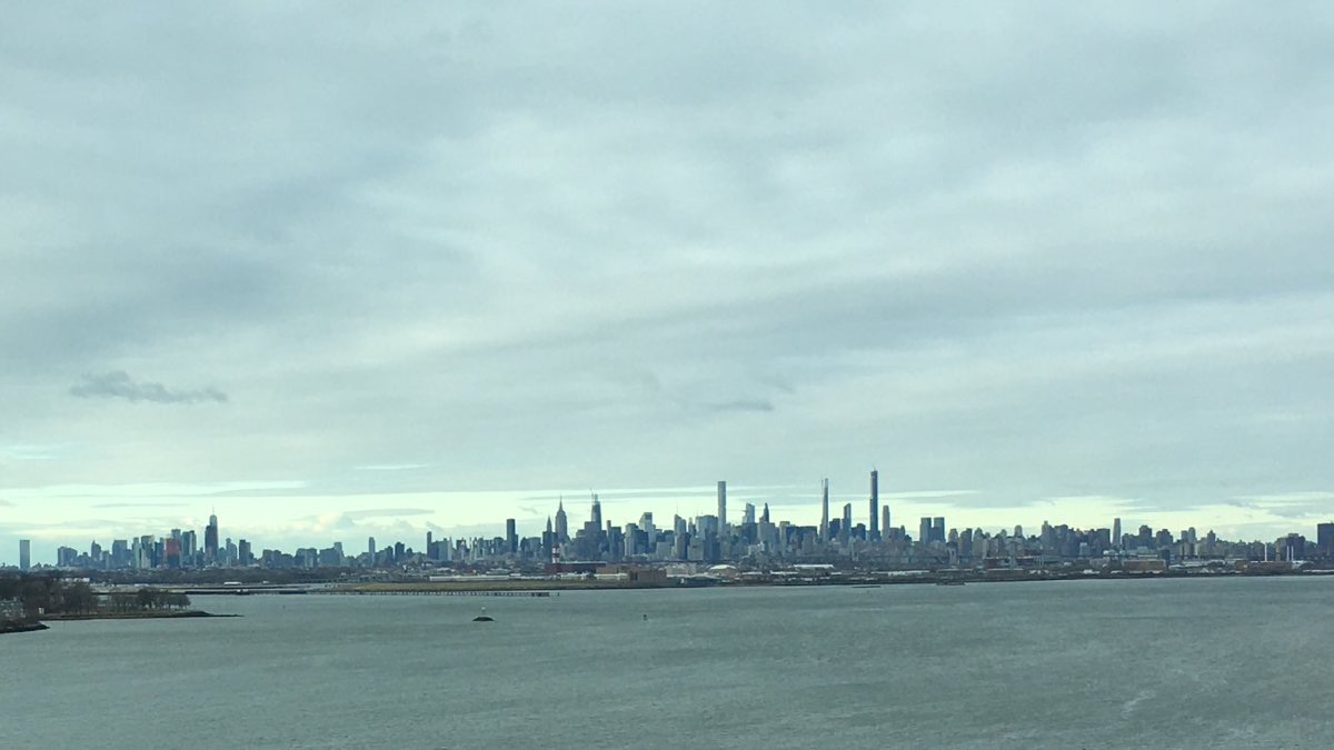 JamieBQuynn's tweet photo. Not a great photo but a plane approaching and Manhattan in the background. First photo today, the other January 1 in the morning. https://t.co/r1No3kB8iZ