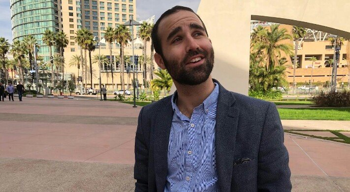 Check out our special guest play by play announcer for Game 2 of tonight's double header! facebook.com/18987181468385…