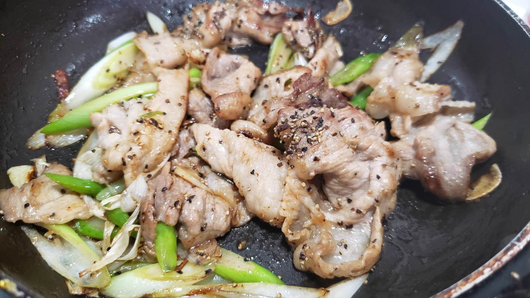 たまらない美味しさで病みつきになる恐れあり！黒胡椒が効いた「スタミナ豚塩ペッパーうどん」のレシピ！