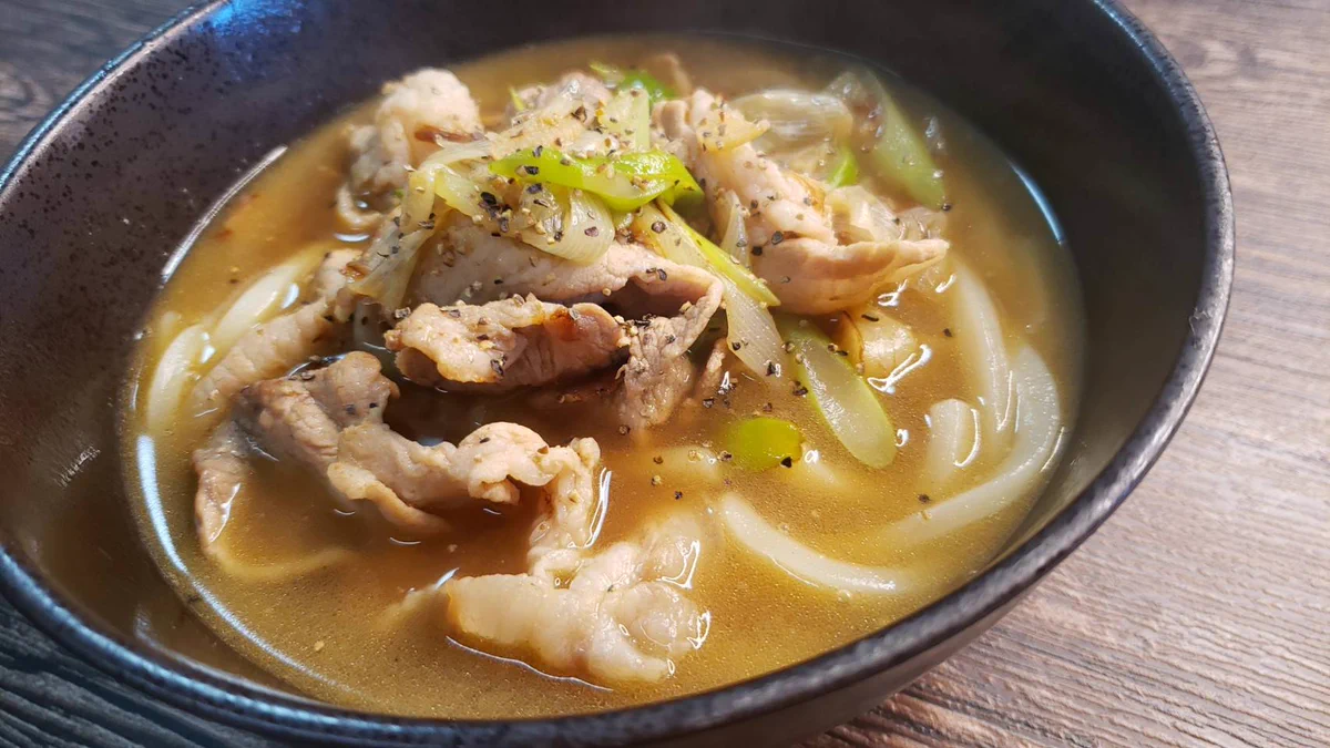 たまらない美味しさで病みつきになる恐れあり！黒胡椒が効いた「スタミナ豚塩ペッパーうどん」のレシピ！