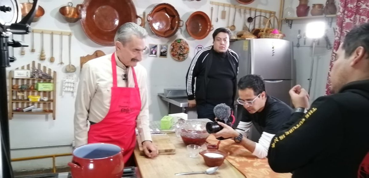 YuriyEdmundo's tweet photo. Iniciamos la grabación de nuevas recetas para Mantequilla Gloria con la magnífica realización de @Chirindangas en @esgamex (fotos de @josueeduardomar ) #HagamosPaís https://t.co/Apj4gxzD87
