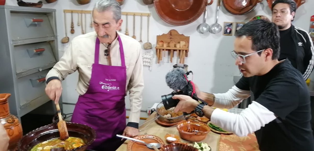 YuriyEdmundo's tweet photo. Iniciamos la grabación de nuevas recetas para Mantequilla Gloria con la magnífica realización de @Chirindangas en @esgamex (fotos de @josueeduardomar ) #HagamosPaís https://t.co/Apj4gxzD87