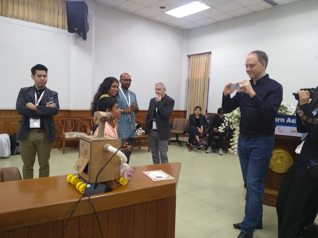 blissfulbuddha's tweet photo. The stellar cast of the Student Panel @FabLearn Asia 2020. Yes, I call them and cast bcoz they sure did put on an amazing show with their creations. Mind blowing stuff, a hi-fiving dog, mobile air purifier, an amazing pianist-maker, VACRO the Vacuum Cleaning robot #FablearnAsia https://t.co/KdOrTApW98