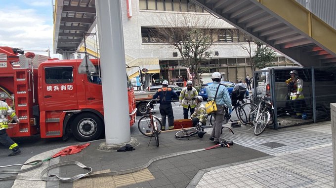 事故 横浜市鶴見区鶴見中央 歩道橋にハイエースが突き刺さる事故 鶴見郵便局前 現地の画像 様子 まとめダネ