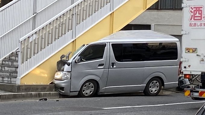 事故 横浜市鶴見区鶴見中央 歩道橋にハイエースが突き刺さる事故 鶴見郵便局前 現地の画像 様子 まとめダネ