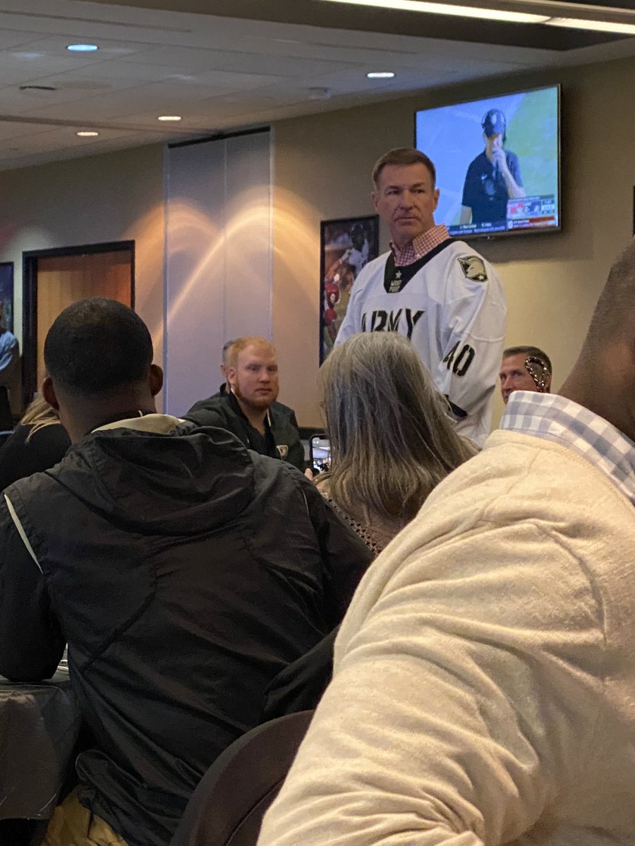 You won’t have this guy at any other recruiting visit. The Chief of Staff, Gen. McConville, stopped by before heading over to watch Army hockey beat Air Force. #goarmy #chiefofstaff #4star #BeatNavy #BeatAirForce