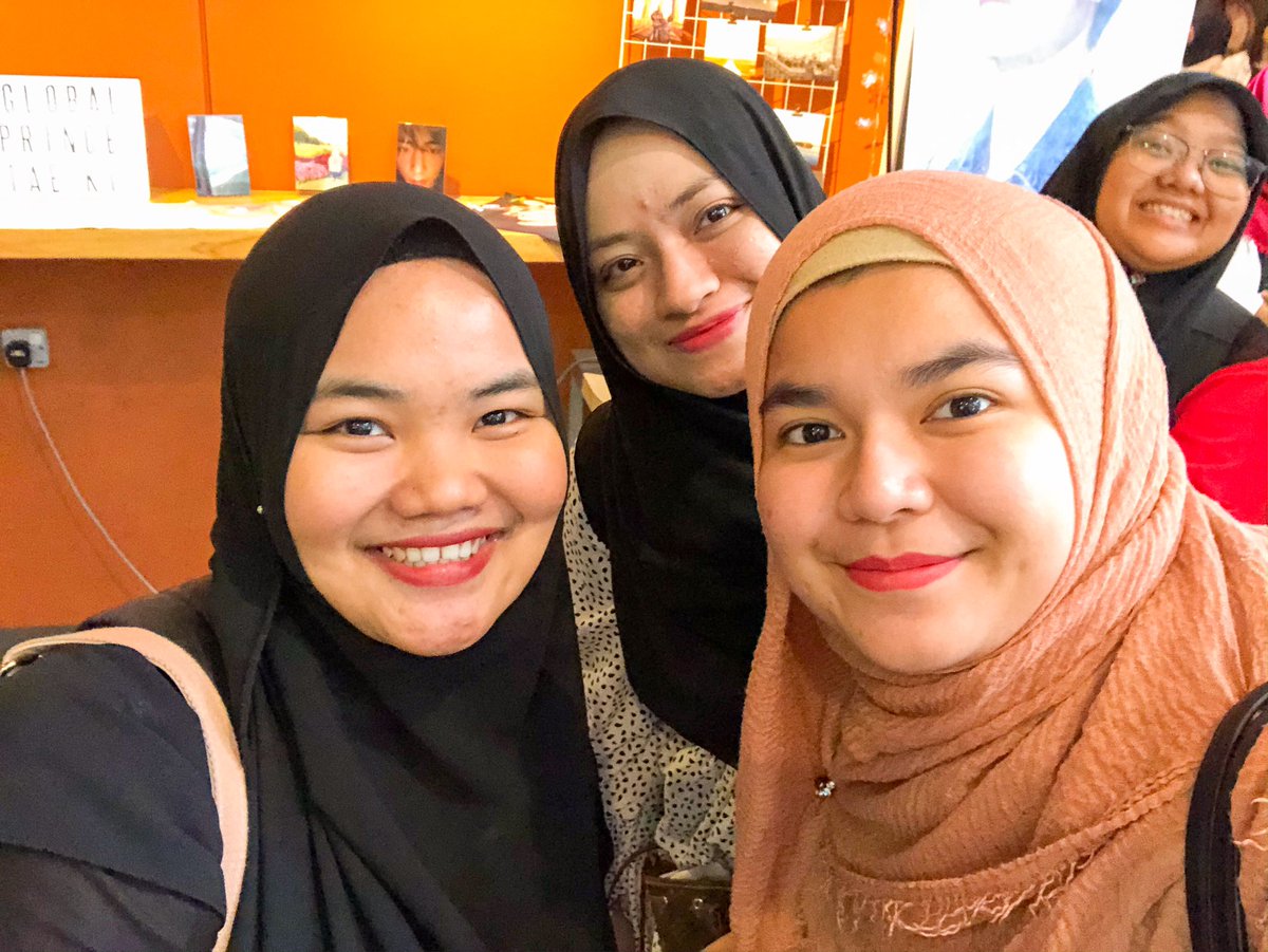 farha_azrai's tweet photo. Lama gila tak jumpa this girl! @GeniusTae 🤧😭🥰💜. Nanti datang KL lagi, roger so 3 of us can have our dates together 🤧💜👌. @jiminandme and thanks again Kiera for bringing all my stuffs nanti I post gambar hehe 🥰. #96liners https://t.co/QUuanKpmvL