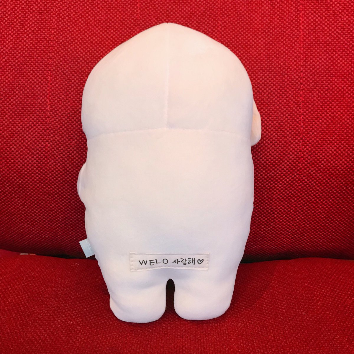 [🔔] 위로 여러분! 공연장에 입장하면 여러분의 자리에 성우가 준비한 선물🎁이 우리 위롱이들을 기다리고 있어요💖
모두 잊지 마시고 자리에 하나씩 놓여져 있는 선물 꼭꼭 챙겨가세옹❗️