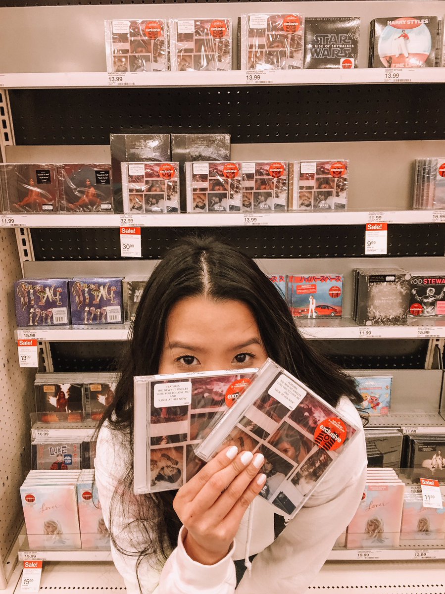 jennifxxr's tweet image. we out here. ✨ #RAREday 
@selenagomez @SelenaFanClub