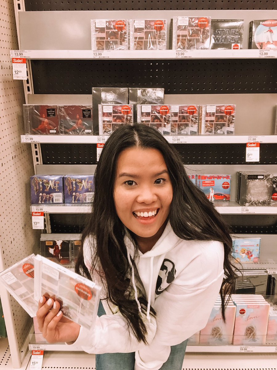 jennifxxr's tweet image. we out here. ✨ #RAREday 
@selenagomez @SelenaFanClub