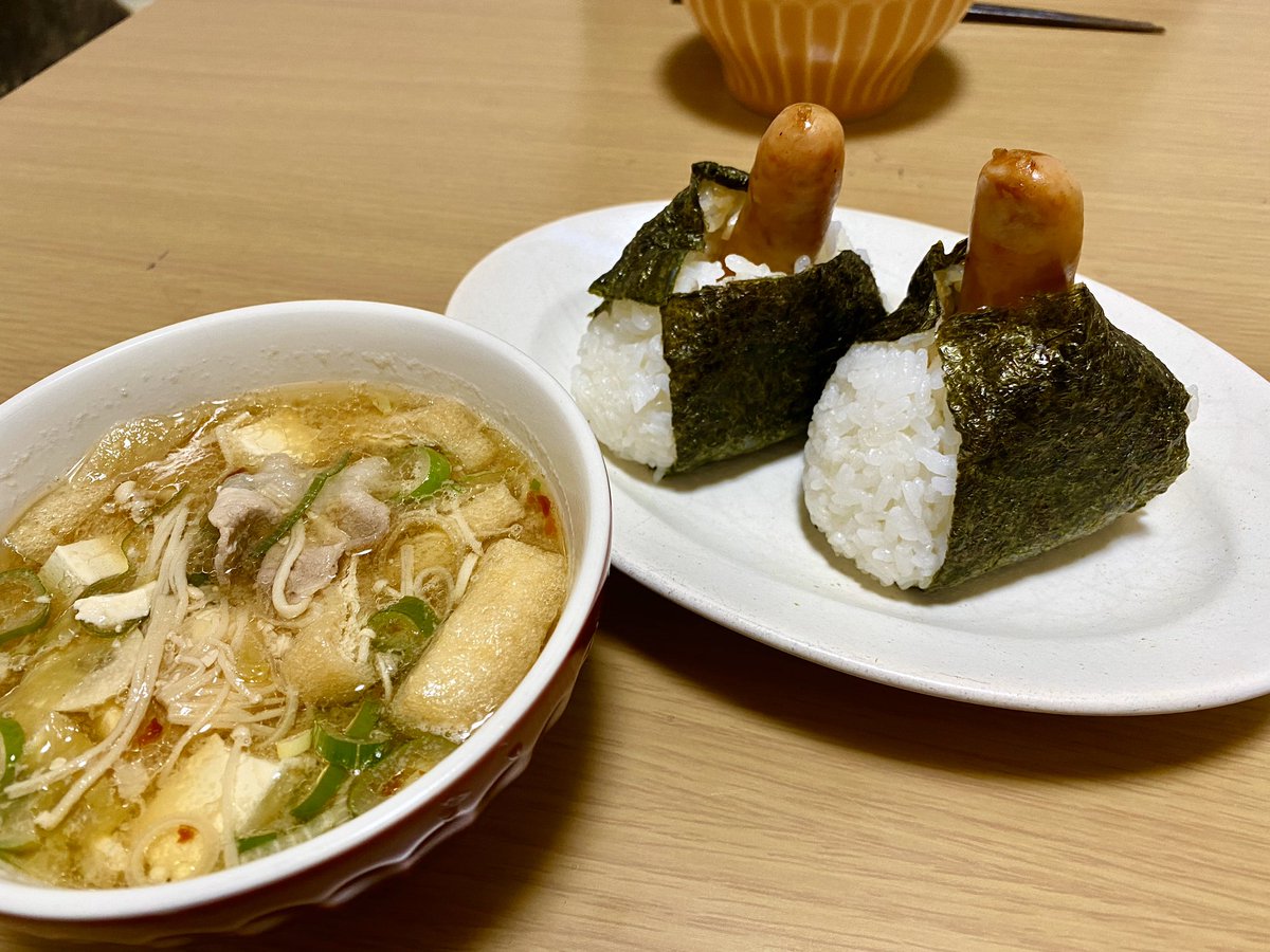 Makimura Twitter પર お昼ごはん シャウエッセンおにぎり 具沢山味噌汁 ご飯は白ご飯にしようかと思ったら Tlにこのおにぎり を発見したので作ってみた 因みにシャウエッセンじゃなくてシェーファーおじさんだけど このおにぎりは子供も大人も喜ぶ美味しさ